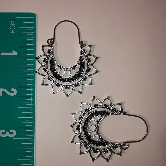 Etched Drop Hoop Hollow trendy Boho earrings - Picture 5 of 12